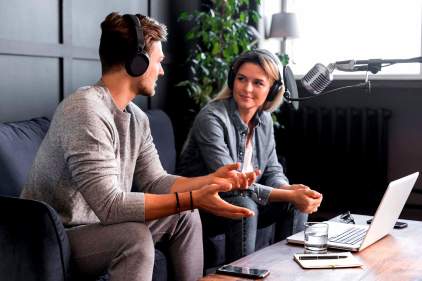 Professionista durante una sessione di coaching in ambiente di lavoro