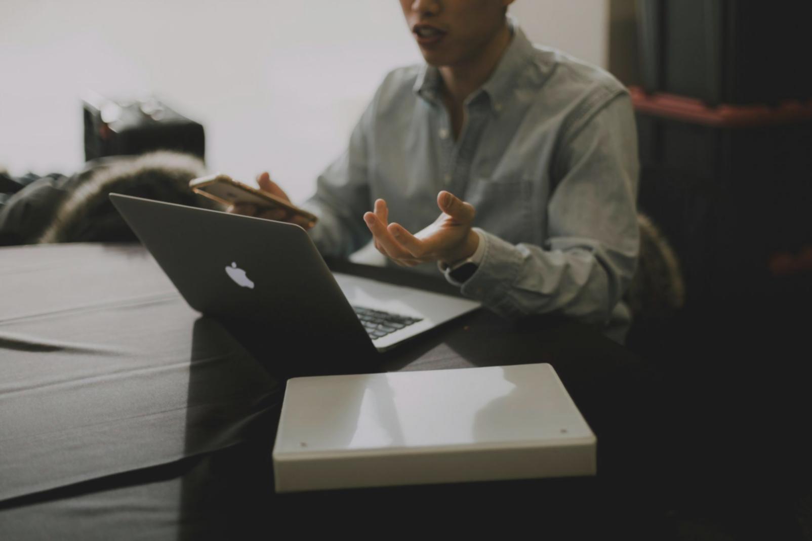 Ambiente formativo per coaching professionale con materiali didattici e spazi di confronto